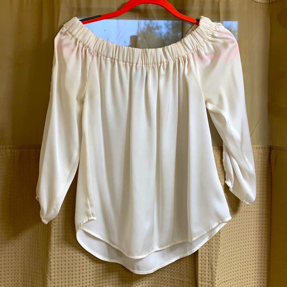 White blouse with ruched lining